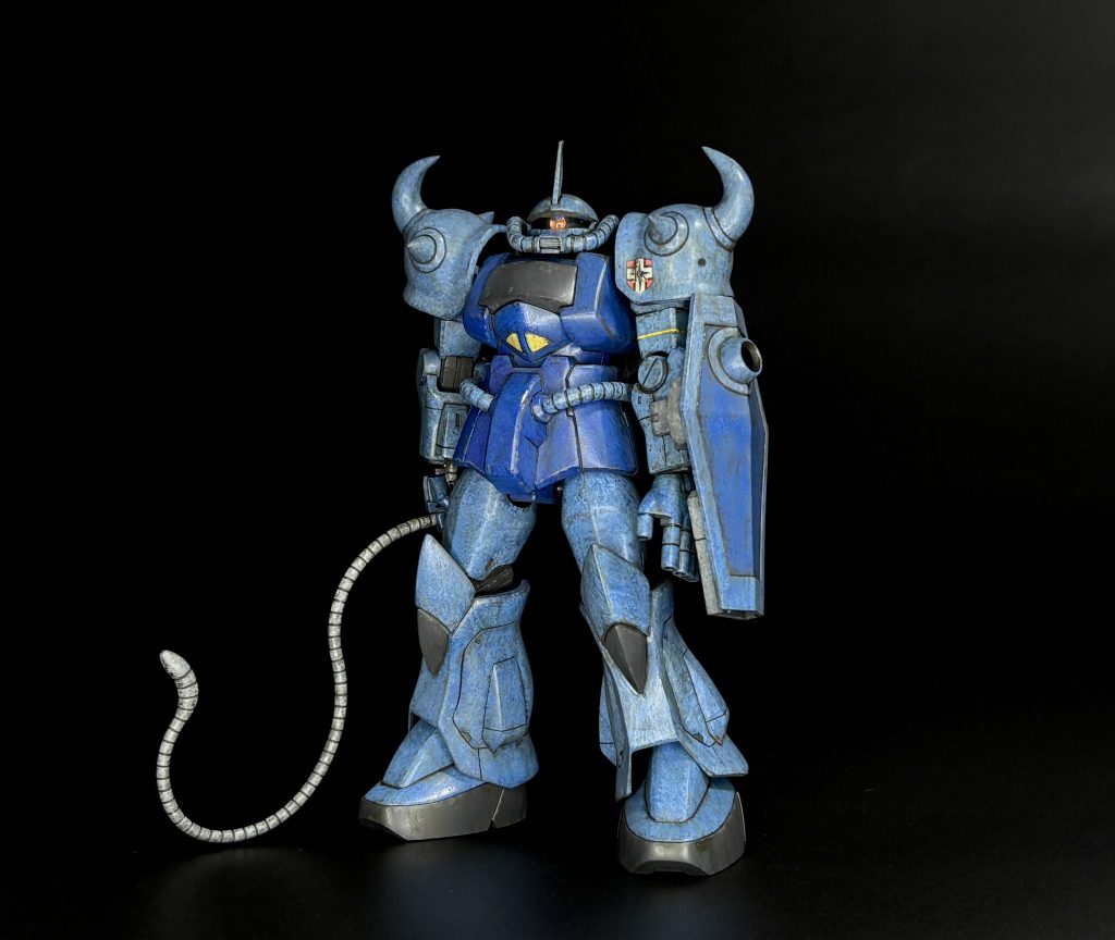 今回は見ての通りの汚し仕上げ。清水圭先生リスペクトの精神で作っています。今までは下地のサフ代わりにラッカー塗料のグレーやアクリジョンベースカラーを筆塗りしていましたが、最近エアブラシを導入したおかげでガイアのメカサフヘヴィを吹く清水圭先生のメソッドをようやく再現できました。下地の違いによる最終的な仕上がりの差についてはよくわかりません。全く同じキットで試して、並べて比べないと僕レベルでは判断不可です(zaku-kao4)