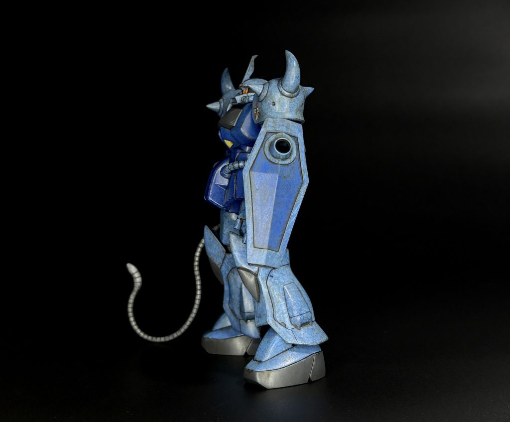 今回は筆でのスタンピング塗装にチャレンジしています。清水圭先生がYouTubeでダンバインに塗装しているのを見て、真似しました。次作る予定のキットも青色で、そちらに塗装する前の腕試し的な要素もあります。