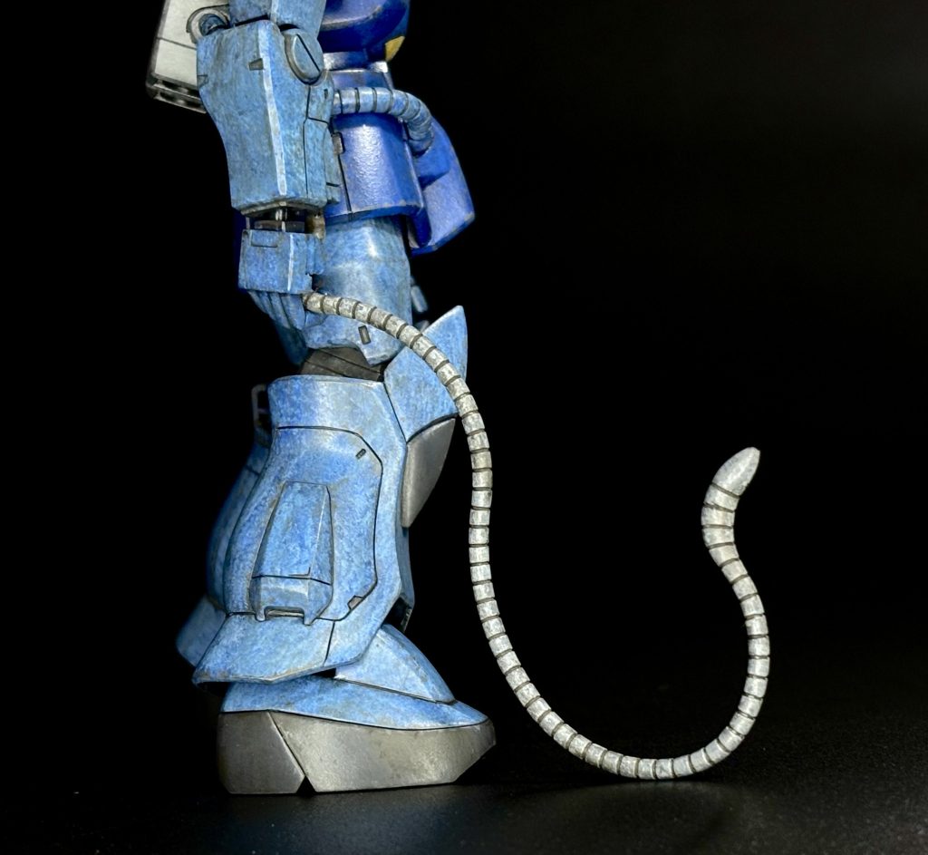 ヒートロッド。手のマシンガンと言い、どこにそんな物量が収納されていた！？というツッコミは野暮。ちなみにヒートサーベルも蛍光塗料も使ってグラデーション塗装に調査してみたんですが、仕上がりがイマイチ過ぎたのでオミット。まだまだ力不足(zaku-kao8)一応製作中の方には写真載せてあります。