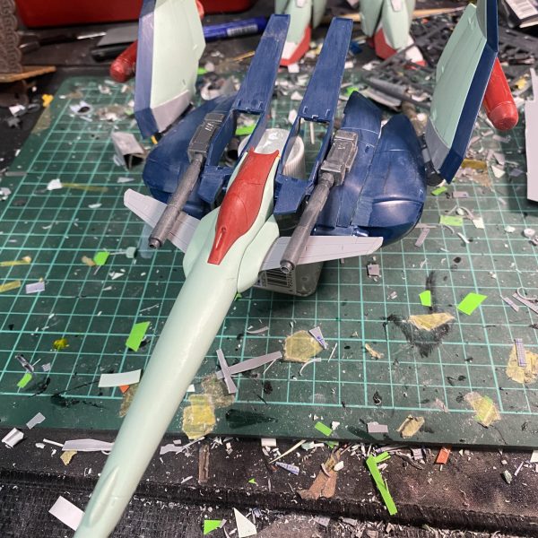 主翼に関節を仕込んで延長プラス駐留形態を再現してみました。これでラー・カイラムから発艦前を再現できます。おまけでカナード翼をつけてみました。筋彫りを少し追加したら下地と地獄の修正が始まります。（2枚目）