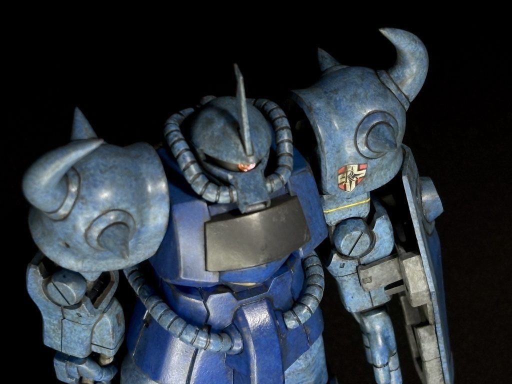 ランナーの端材を接着後、ヤスって尖らせたスパイクアーマー。バッファローマンの角みたいでカッコ良いんですが、この形状だと体当たりで相手に突き刺す感じでは使え無さそうなんですよね。ただの飾りなのかい？