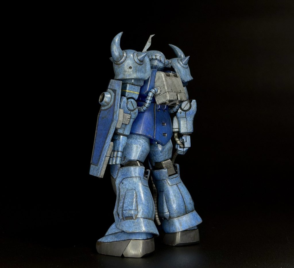 後ろから。脚部のスタンピングが粗い(zaku-kao4)&nbsp;2層目の明るい青の塗装が難しく、塗装終盤にようやく自分好みの塗料の希釈具合と筆に含ませる量がつかめました。