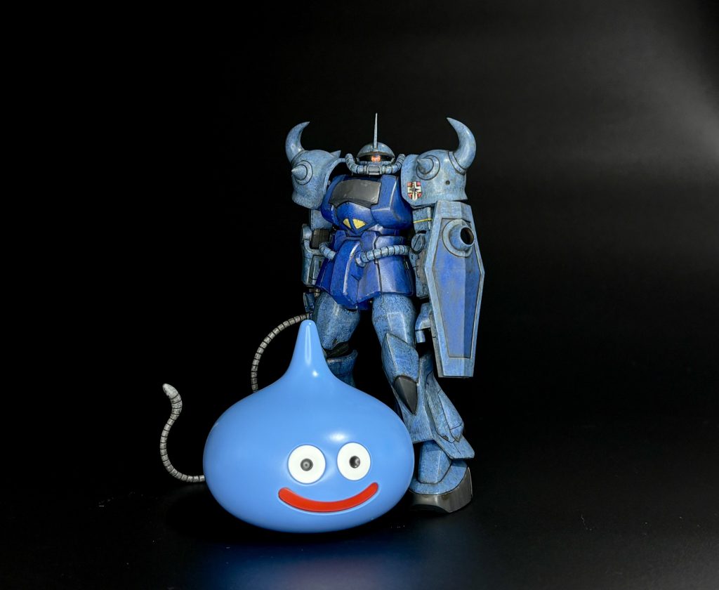 こちら、今回塗装で使用したクレオスのスライムブルーでエアブラシ塗装したスライム君。ガンダムもドラクエも幼少期から大好きなんですが、ここに来て道が交わった。