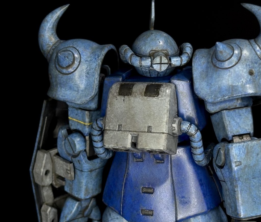 チューブ類とかは下地をメカサフヘヴィじゃなくて焼鉄色にして、質感の違いが出せたら良いなと思いましたが、全く差が出せませんでした(zaku-kao9)塗装を厚塗りし過ぎたのかもしれません。まだまだ修行が必要ですね🧘　バックパックだけは下地の焼鉄が効いているような気がします。