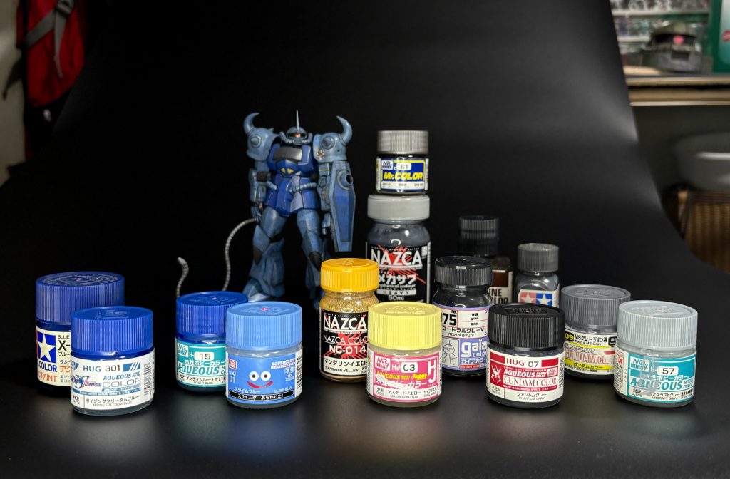 今回使った塗料一覧。清水圭先生の教えから逸脱してラッカーも使っちゃってます。特筆すべきは1番左のタミヤアクリルのブルー。一体いつの塗料だw 瓶の大きさで察して下さい。
