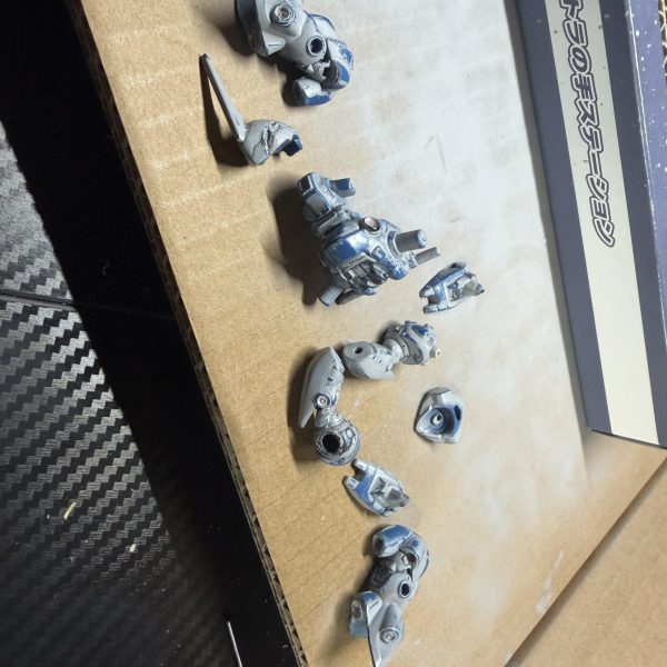 サーフェイサーを塗って傷を確認して、ヤスリで削りました✨2000番から8000番テカテカに✨その後超音波洗浄器で掃除！すっきりしました。（7枚目）