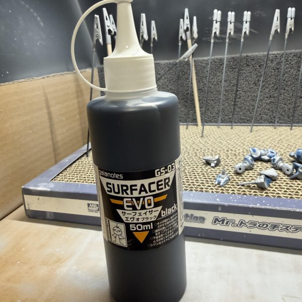サーフェイサーEVOブラックを塗ります。1:1.5くらいで希釈して3回くらい塗りました！&nbsp;（2枚目）