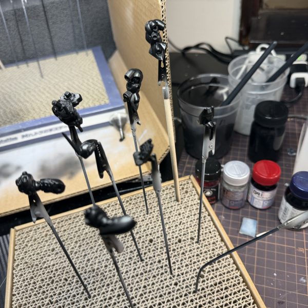 サーフェイサーEVOブラックを塗ります。1:1.5くらいで希釈して3回くらい塗りました！&nbsp;（3枚目）