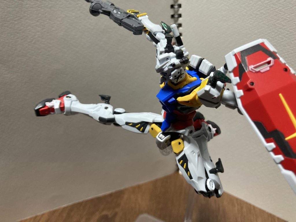 赤いガンダムとほぼ同じなので可動範囲は抜群！シャアキックもこの通り再現できます。