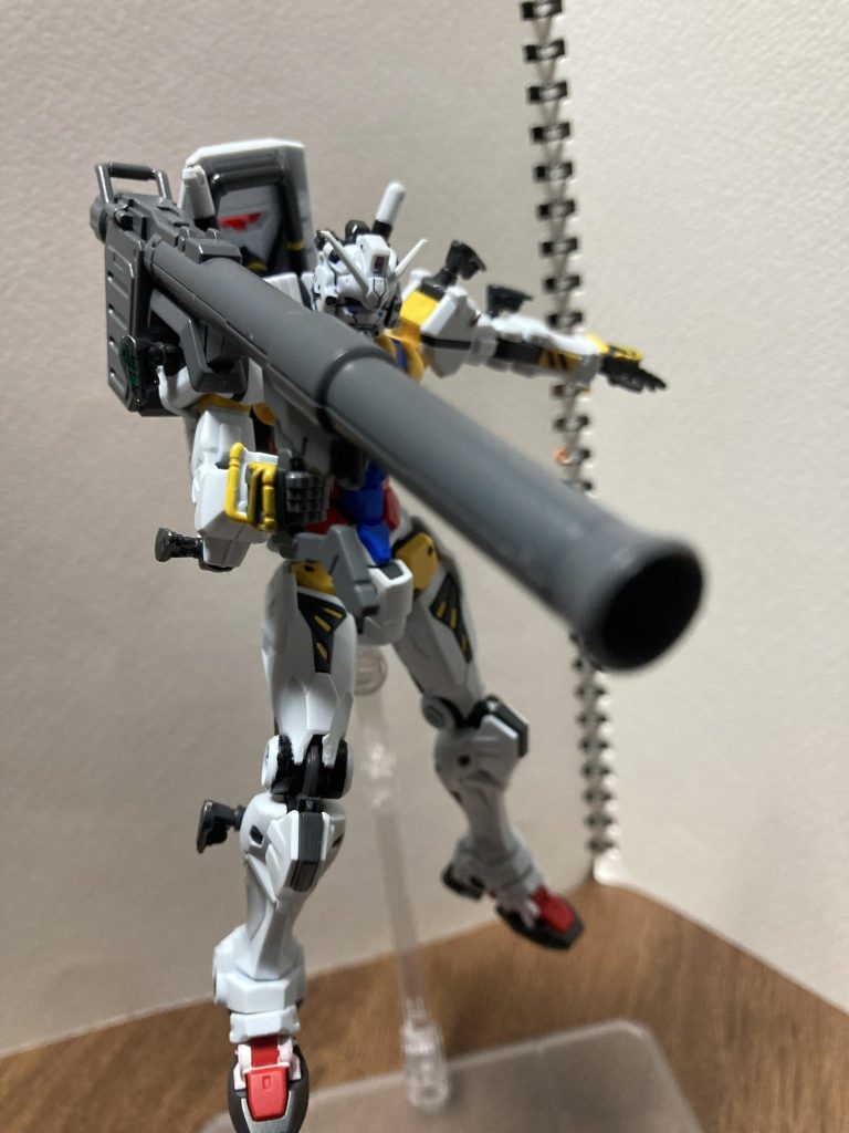 本編未使用のハイパー・バズーカは構えると様になりますね！そして、シールドは赤いガンダムと同様にジョイントパーツを使ってバックパックにマウントできます。