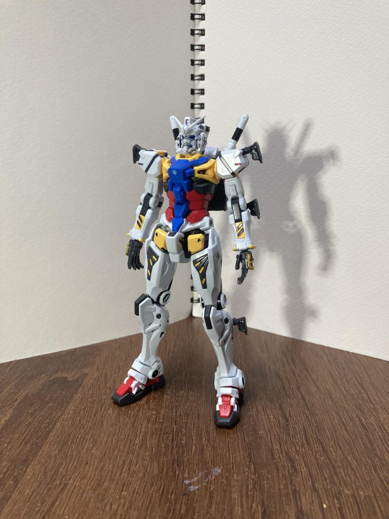 白いガンダムを初見で見た時は「骸骨みたい」と思ってましたが、見慣れるとむしろカッコイイと思うようになりました！