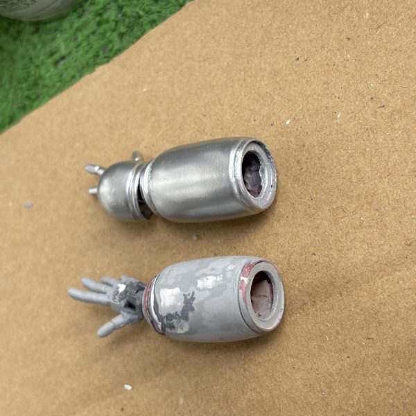 グレー サフ&nbsp;で下地調整そして機械化 の 各部を金属色（タミヤ シルバーリーフ 金属色）で塗装 しました。（3枚目）