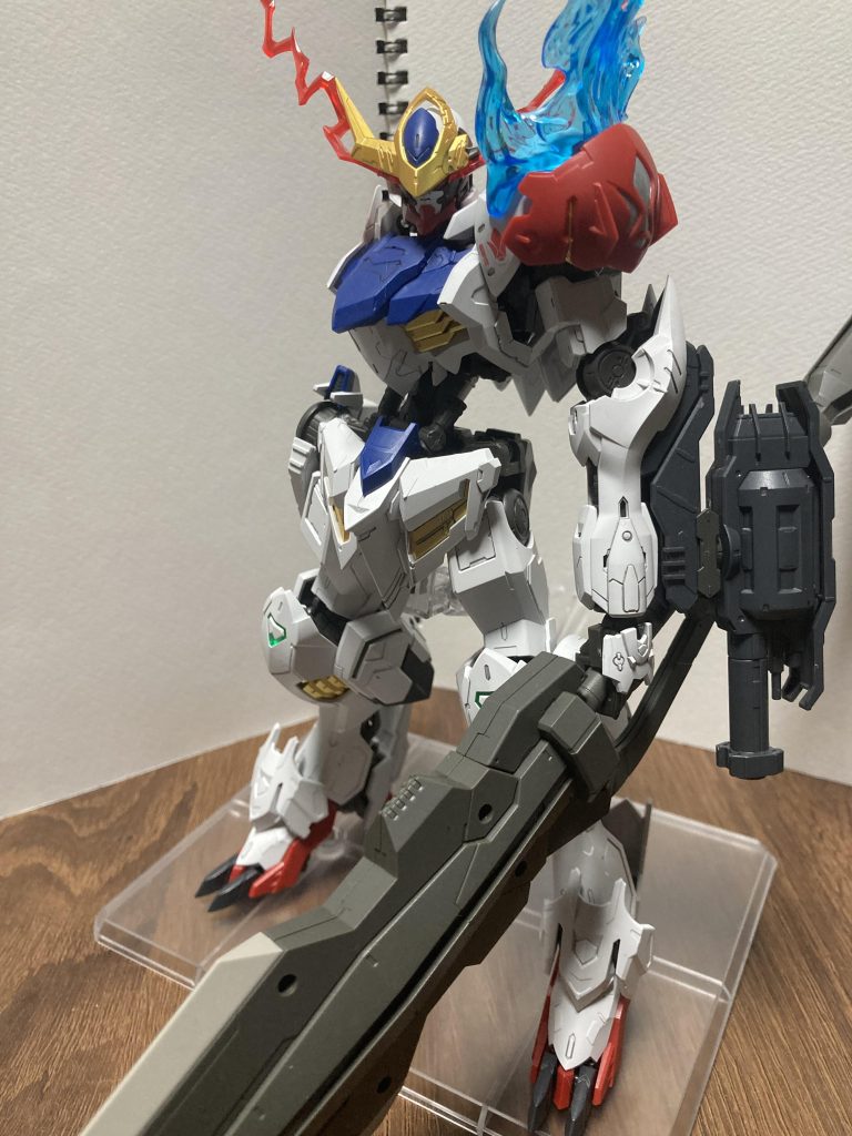 赤い目と頭部破損状態に加えて、右腕欠損パーツも付属するのでハシュマル戦を完全再現できます。