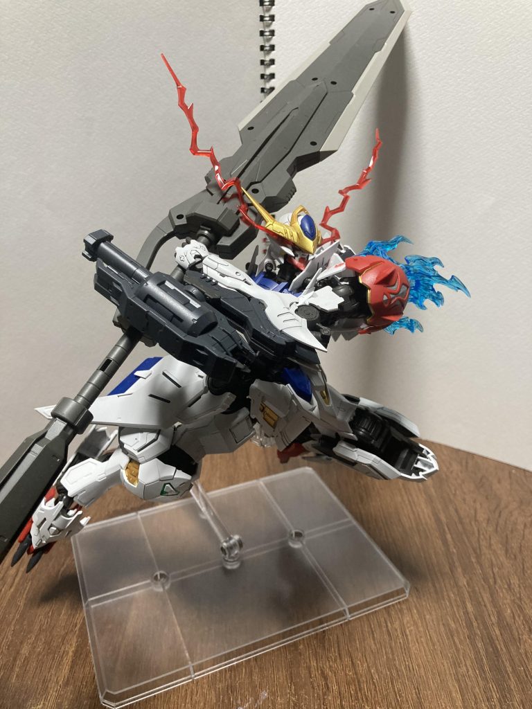 一応片手でも保持可能ですが、、、バスターソードもかなり重いので補助スタンドを使ってのディスプレイをオススメします。さらに、エフェクトパーツとして「眼光エフェクト」と「青い炎エフェクト(左肩専用)」が付属。眼光エフェクトは新規造形されたフレームのアンテナに取り付けて使用します。