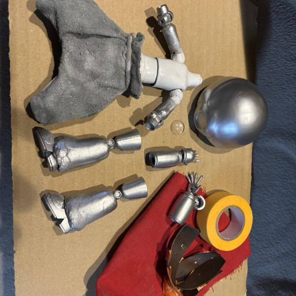 グレー サフ&nbsp;で下地調整そして機械化 の 各部を金属色（タミヤ シルバーリーフ 金属色）で塗装 しました。（4枚目）