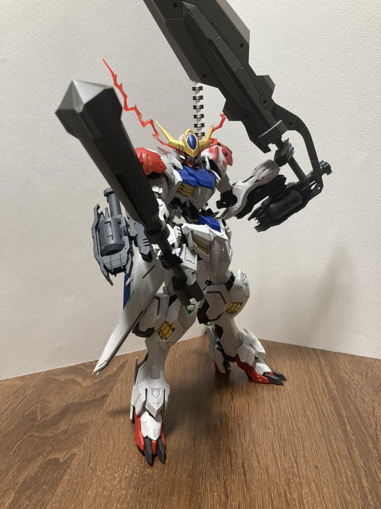 ハシュマル戦で使用した「腕部ロケット砲」も新規造形で再現！200mm砲と交換する形で取り付けます。そして、本商品の大目玉である「ヴァルキュリアバスターソード」はルプスを超える全長で、持たせるには専用のハンドパーツを使って持たせることができます。メイスとソードに分割して持たせることも可能です。&nbsp;