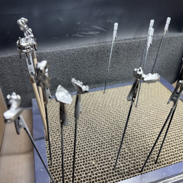 サーフェイサー工程も終わり、いよいよ本格的な下地処理へ。&nbsp;今回のカラーはプリズムブルーブラック。&nbsp;この塗料は下地によって発色や深みがかなり変わるので、&nbsp;まずは下地としてスターライトシルバーを塗装。&nbsp;コンバージサイズの小さいパーツですが丁寧に重ねていくとかなり綺麗な金属感が出てくれました✨&nbsp;ここまで来ると&nbsp;次のプリズムブルーブラックがどう発色するか楽しみで仕方ないですね😆&nbsp;小さいキットですが塗装工程はしっかり。&nbsp;完成が少しずつ見えてきました🔥（3枚目）