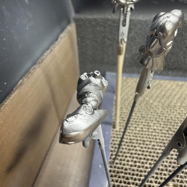 サーフェイサー工程も終わり、いよいよ本格的な下地処理へ。&nbsp;今回のカラーはプリズムブルーブラック。&nbsp;この塗料は下地によって発色や深みがかなり変わるので、&nbsp;まずは下地としてスターライトシルバーを塗装。&nbsp;コンバージサイズの小さいパーツですが丁寧に重ねていくとかなり綺麗な金属感が出てくれました✨&nbsp;ここまで来ると&nbsp;次のプリズムブルーブラックがどう発色するか楽しみで仕方ないですね😆&nbsp;小さいキットですが塗装工程はしっかり。&nbsp;完成が少しずつ見えてきました🔥（4枚目）