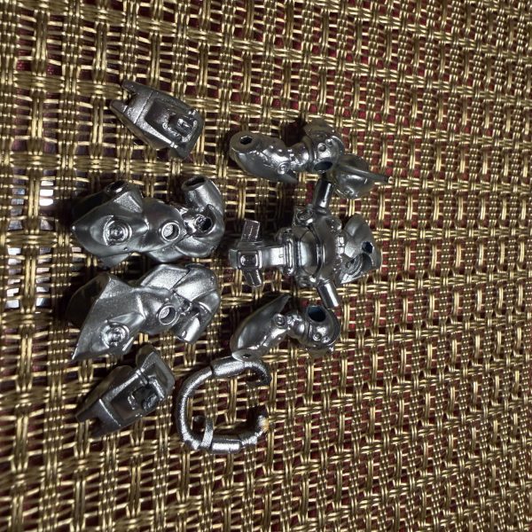 サーフェイサー工程も終わり、いよいよ本格的な下地処理へ。&nbsp;今回のカラーはプリズムブルーブラック。&nbsp;この塗料は下地によって発色や深みがかなり変わるので、&nbsp;まずは下地としてスターライトシルバーを塗装。&nbsp;コンバージサイズの小さいパーツですが丁寧に重ねていくとかなり綺麗な金属感が出てくれました✨&nbsp;ここまで来ると&nbsp;次のプリズムブルーブラックがどう発色するか楽しみで仕方ないですね😆&nbsp;小さいキットですが塗装工程はしっかり。&nbsp;完成が少しずつ見えてきました🔥（5枚目）