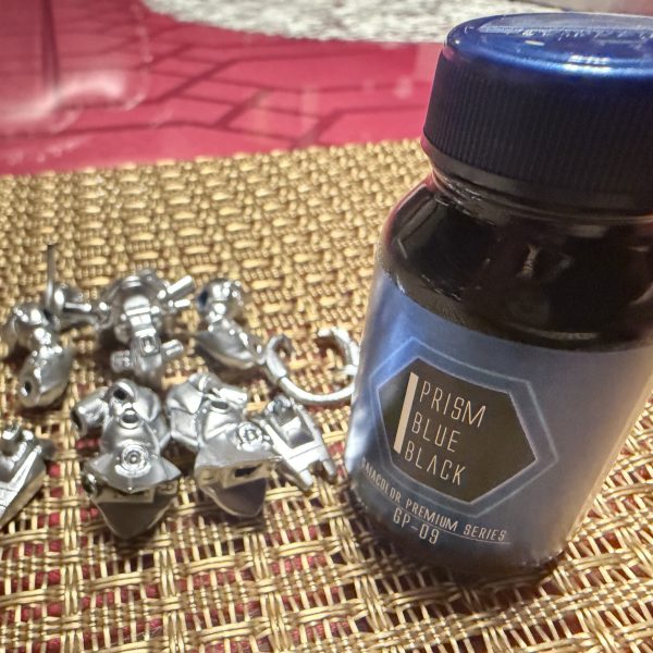 サーフェイサー工程も終わり、いよいよ本格的な下地処理へ。&nbsp;今回のカラーはプリズムブルーブラック。&nbsp;この塗料は下地によって発色や深みがかなり変わるので、&nbsp;まずは下地としてスターライトシルバーを塗装。&nbsp;コンバージサイズの小さいパーツですが丁寧に重ねていくとかなり綺麗な金属感が出てくれました✨&nbsp;ここまで来ると&nbsp;次のプリズムブルーブラックがどう発色するか楽しみで仕方ないですね😆&nbsp;小さいキットですが塗装工程はしっかり。&nbsp;完成が少しずつ見えてきました🔥（6枚目）