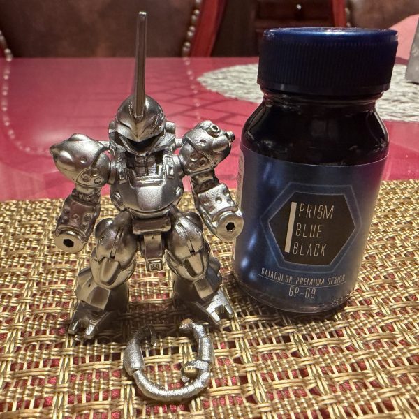 サーフェイサー工程も終わり、いよいよ本格的な下地処理へ。&nbsp;今回のカラーはプリズムブルーブラック。&nbsp;この塗料は下地によって発色や深みがかなり変わるので、&nbsp;まずは下地としてスターライトシルバーを塗装。&nbsp;コンバージサイズの小さいパーツですが丁寧に重ねていくとかなり綺麗な金属感が出てくれました✨&nbsp;ここまで来ると&nbsp;次のプリズムブルーブラックがどう発色するか楽しみで仕方ないですね😆&nbsp;小さいキットですが塗装工程はしっかり。&nbsp;完成が少しずつ見えてきました🔥（1枚目）