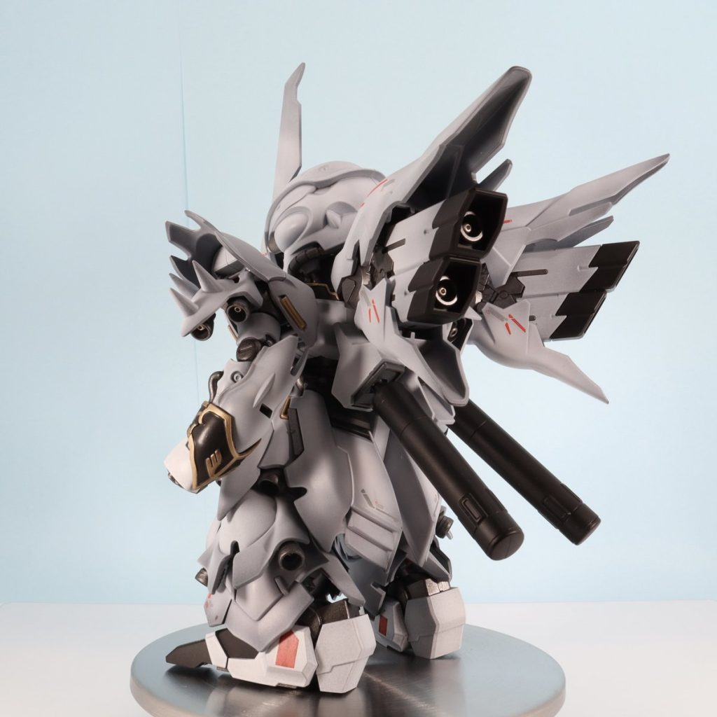 「なぜ機体色が白色？」と思われる方いらっしゃいますよね🤔元々はキャンディレッドで仕上げる予定でした。が、サフ→艶黒→シルバー→クリアレッド層→砥出し に時間を取られるのが厳しく、サクッと黒立上げのグラデホワイトにしてしまったという訳です。（サボりですね…😱）