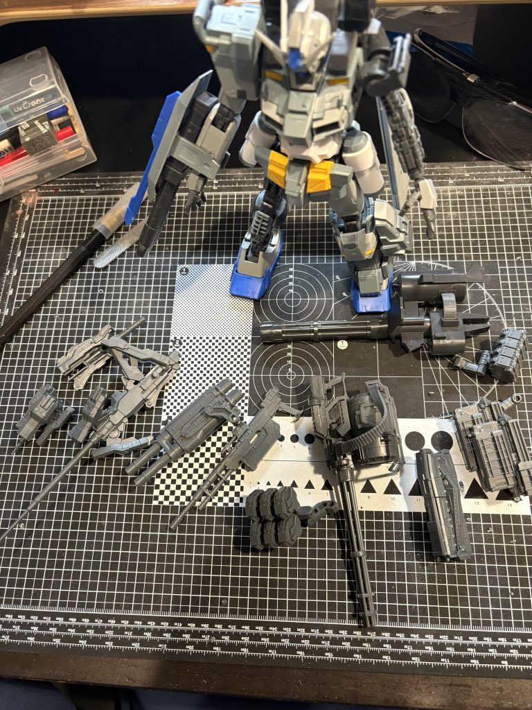 トロコンするまでハマったアーマードコア6の武器セットがヨドバシで売られてたので、ゲーム内で特に使い込んだ2連キャノンとガトリングは無理やり持たせてみました。このあたりからパーフェクトガンダムというよりコマンドガンダムを意識しだし、迷彩塗装にしてしまうことに…宇宙で使うのか森林で使うのかよくわからない姿にw