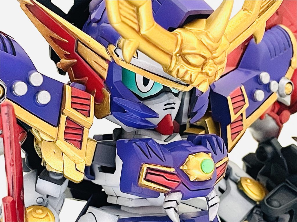 目は、瞳をシール切り出し、瞳の周りはグリーンのグラデ塗装に黒で筆塗り