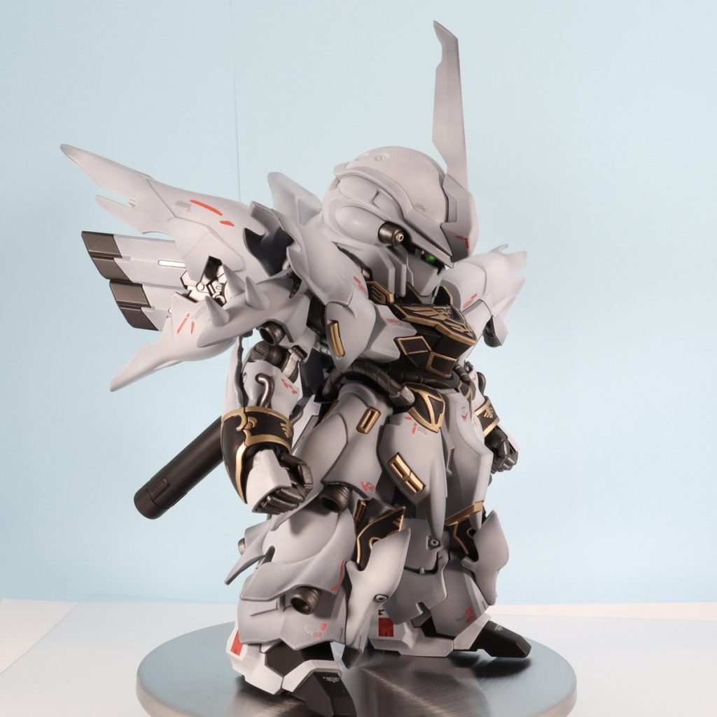 象徴的な胸のエングレービングは、ラッカー系のゴールドで塗装したのち、水性のブラックで塗りつぶし、凸箇所をマジックリンで拭き取りました。（これも皆様やっている手法…でも上手くいったなぁと自画自賛🥰）