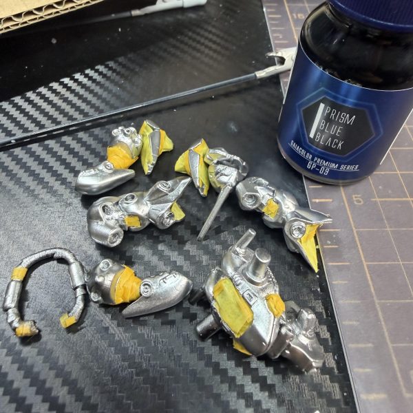 いよいよ念願のプリズムブルーブラック塗装。&nbsp;マスキングをちまちま進めて「よし、いよいよ本塗り！」と思ったのですが…&nbsp;塗っても塗っても黒。&nbsp;「あれ…？」「こんな色だったっけ？」と違和感。&nbsp;調べてみたら原因は攪拌不足。&nbsp;メタリック系あるあるですね😅&nbsp;しっかり攪拌して改めて塗装してみると…&nbsp;ちゃんと深いブルーブラックに✨&nbsp;光の当たり方で青が出るかなり良い色です💙&nbsp;ちなみに足元には攪拌不足で出来たほぼ黒ブルーブラックを軽くひと塗り😆&nbsp;結果的にちょっとした色分けっぽくなりました。&nbsp;次は&nbsp;・クリアーレッドを軽く吹いて・セミグロスクリアープレミアムで軽く艶消し仕上げ予定。&nbsp;完成が見えてきました🔥（2枚目）