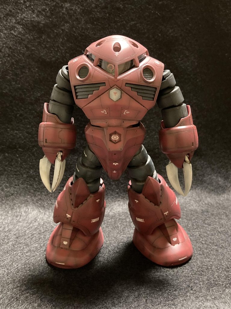 水陸両用だし、モノアイの窓(?)には透明カバーを…なんかの透明なシートを現物合わせで切り出してテキトーに…