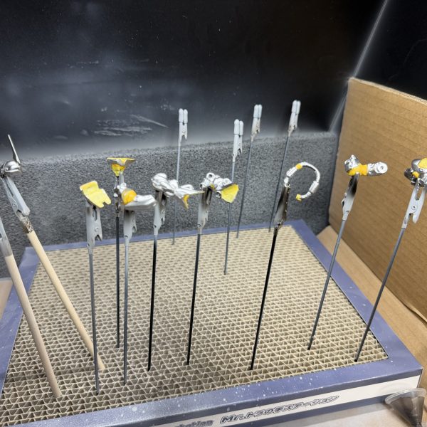 いよいよ念願のプリズムブルーブラック塗装。&nbsp;マスキングをちまちま進めて「よし、いよいよ本塗り！」と思ったのですが…&nbsp;塗っても塗っても黒。&nbsp;「あれ…？」「こんな色だったっけ？」と違和感。&nbsp;調べてみたら原因は攪拌不足。&nbsp;メタリック系あるあるですね😅&nbsp;しっかり攪拌して改めて塗装してみると…&nbsp;ちゃんと深いブルーブラックに✨&nbsp;光の当たり方で青が出るかなり良い色です💙&nbsp;ちなみに足元には攪拌不足で出来たほぼ黒ブルーブラックを軽くひと塗り😆&nbsp;結果的にちょっとした色分けっぽくなりました。&nbsp;次は&nbsp;・クリアーレッドを軽く吹いて・セミグロスクリアープレミアムで軽く艶消し仕上げ予定。&nbsp;完成が見えてきました🔥（3枚目）