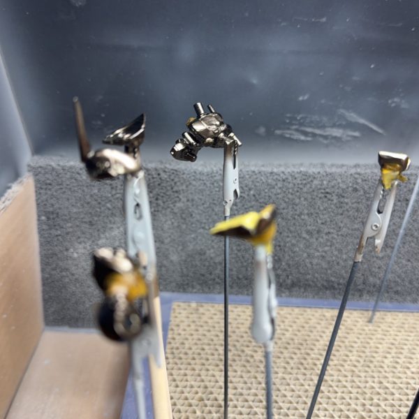 いよいよ念願のプリズムブルーブラック塗装。&nbsp;マスキングをちまちま進めて「よし、いよいよ本塗り！」と思ったのですが…&nbsp;塗っても塗っても黒。&nbsp;「あれ…？」「こんな色だったっけ？」と違和感。&nbsp;調べてみたら原因は攪拌不足。&nbsp;メタリック系あるあるですね😅&nbsp;しっかり攪拌して改めて塗装してみると…&nbsp;ちゃんと深いブルーブラックに✨&nbsp;光の当たり方で青が出るかなり良い色です💙&nbsp;ちなみに足元には攪拌不足で出来たほぼ黒ブルーブラックを軽くひと塗り😆&nbsp;結果的にちょっとした色分けっぽくなりました。&nbsp;次は&nbsp;・クリアーレッドを軽く吹いて・セミグロスクリアープレミアムで軽く艶消し仕上げ予定。&nbsp;完成が見えてきました🔥（4枚目）