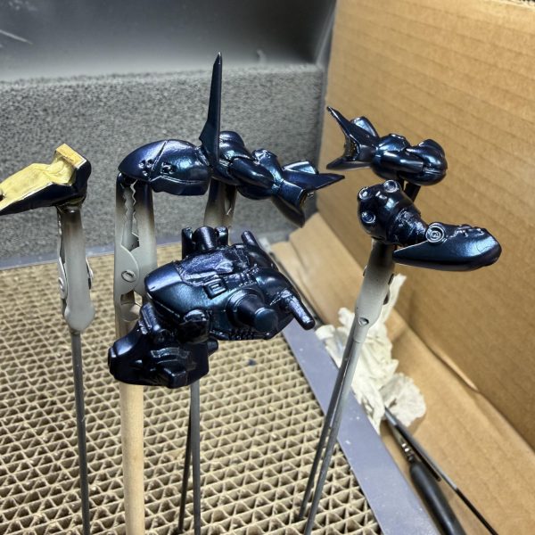 いよいよ念願のプリズムブルーブラック塗装。&nbsp;マスキングをちまちま進めて「よし、いよいよ本塗り！」と思ったのですが…&nbsp;塗っても塗っても黒。&nbsp;「あれ…？」「こんな色だったっけ？」と違和感。&nbsp;調べてみたら原因は攪拌不足。&nbsp;メタリック系あるあるですね😅&nbsp;しっかり攪拌して改めて塗装してみると…&nbsp;ちゃんと深いブルーブラックに✨&nbsp;光の当たり方で青が出るかなり良い色です💙&nbsp;ちなみに足元には攪拌不足で出来たほぼ黒ブルーブラックを軽くひと塗り😆&nbsp;結果的にちょっとした色分けっぽくなりました。&nbsp;次は&nbsp;・クリアーレッドを軽く吹いて・セミグロスクリアープレミアムで軽く艶消し仕上げ予定。&nbsp;完成が見えてきました🔥（5枚目）