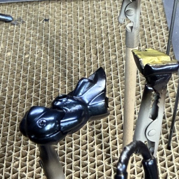 いよいよ念願のプリズムブルーブラック塗装。&nbsp;マスキングをちまちま進めて「よし、いよいよ本塗り！」と思ったのですが…&nbsp;塗っても塗っても黒。&nbsp;「あれ…？」「こんな色だったっけ？」と違和感。&nbsp;調べてみたら原因は攪拌不足。&nbsp;メタリック系あるあるですね😅&nbsp;しっかり攪拌して改めて塗装してみると…&nbsp;ちゃんと深いブルーブラックに✨&nbsp;光の当たり方で青が出るかなり良い色です💙&nbsp;ちなみに足元には攪拌不足で出来たほぼ黒ブルーブラックを軽くひと塗り😆&nbsp;結果的にちょっとした色分けっぽくなりました。&nbsp;次は&nbsp;・クリアーレッドを軽く吹いて・セミグロスクリアープレミアムで軽く艶消し仕上げ予定。&nbsp;完成が見えてきました🔥（7枚目）