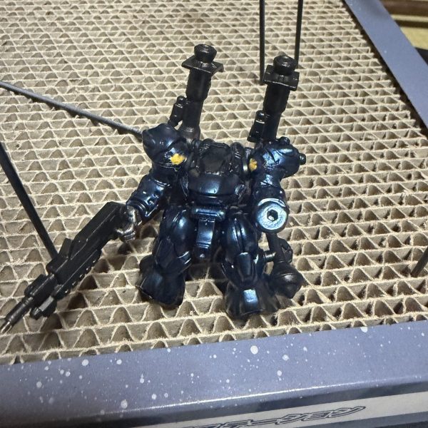 いよいよ念願のプリズムブルーブラック塗装。&nbsp;マスキングをちまちま進めて「よし、いよいよ本塗り！」と思ったのですが…&nbsp;塗っても塗っても黒。&nbsp;「あれ…？」「こんな色だったっけ？」と違和感。&nbsp;調べてみたら原因は攪拌不足。&nbsp;メタリック系あるあるですね😅&nbsp;しっかり攪拌して改めて塗装してみると…&nbsp;ちゃんと深いブルーブラックに✨&nbsp;光の当たり方で青が出るかなり良い色です💙&nbsp;ちなみに足元には攪拌不足で出来たほぼ黒ブルーブラックを軽くひと塗り😆&nbsp;結果的にちょっとした色分けっぽくなりました。&nbsp;次は&nbsp;・クリアーレッドを軽く吹いて・セミグロスクリアープレミアムで軽く艶消し仕上げ予定。&nbsp;完成が見えてきました🔥（1枚目）