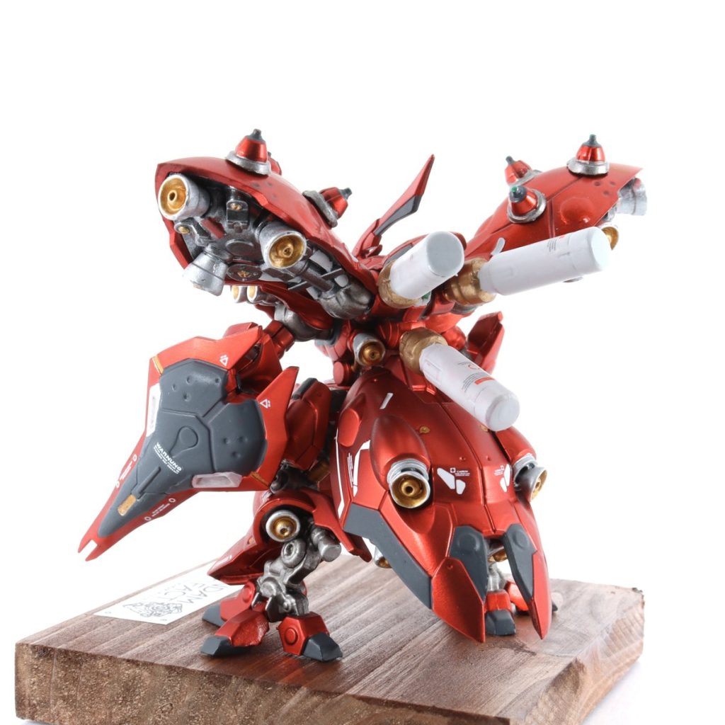 リアスカートにあるバーニア箇所は元のままだとノッペリしていて格好悪かったので、ダイソーに売ってるピアスの受け皿をバーニアっぽくみせて差し込みました。コネ(ง˘ω˘)วコネ私の模型ライフは手芸用品に支えられています✨ꉂꉂꉂ(ˊᗜˋ*)アハハ