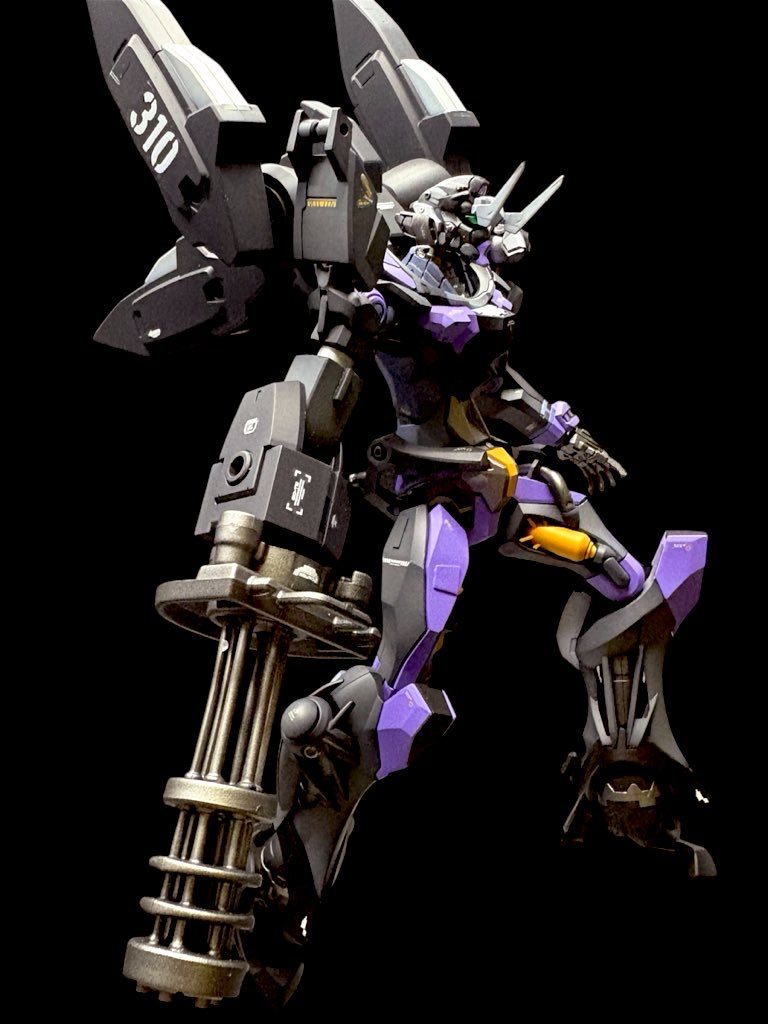 右腕をビームガトリングに換装し、最終決戦仕様に。