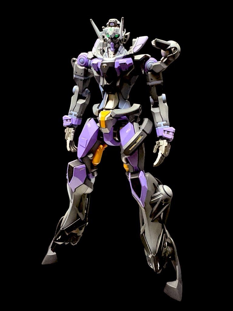 ルリアンはフランス語で「繋がり」という意味で、ジークアクスとジフレドを繋ぐ間の機体というイメージで作成。