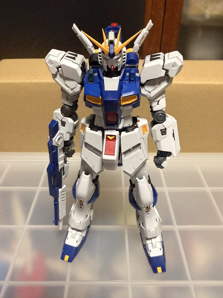 塗装前の状態。改造ポイント1　ボディのセンサー。通常のνガンダムから拝借。改造ポイント2　左腕。予備のビームサーベルを取り外して、右腕と同じようにした。