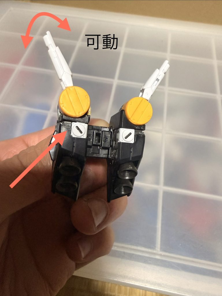 改造ポイント3　ここが一番手間がかかった所。左のビームサーベルを納めるラックの作成。νガンダムのラックは右の物しか付属しないため、プラ板やパテで自作。