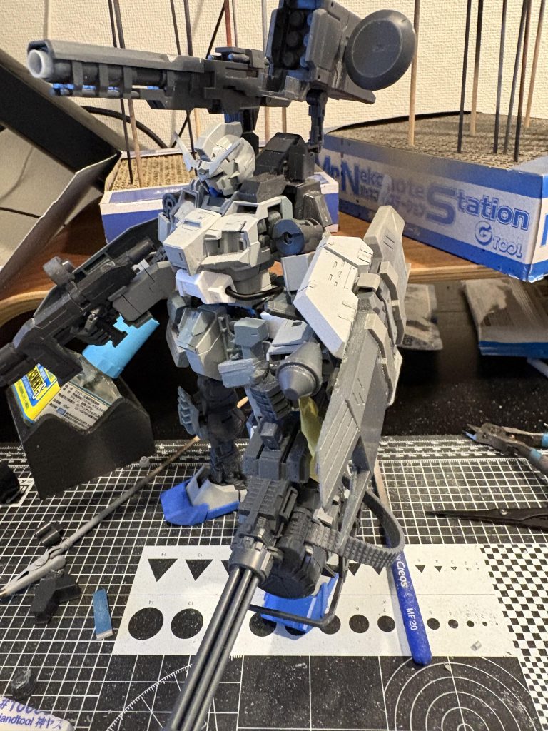 パーフェクトガンダムということで、以下は外せない意匠として意識しました。爆発物を裏に仕込んだ危ないデカい盾→コトブキヤの別売り装備を流用腹部装甲、謎チューブ→胸部が小さく、バランスが悪いと感じたのでコクピット上部ブロックの厚みを増やし、さかつうコードでチューブ再現強そうな肩キャノン→長さが物足りなかったのでこちらもコトブキヤフリースタイル・バズーカに変更。ついでにミサイルもつけてしまいました。太い脚→足首稼働がアーマーと干渉するので足首を2mmほど延長。パーフェクトガンダムらしさではあるのですが、フロントアーマーが相対的に短すぎたので延長手が大きすぎたのでロボマニ角指に変更、胸の下に謎のフィン追加。