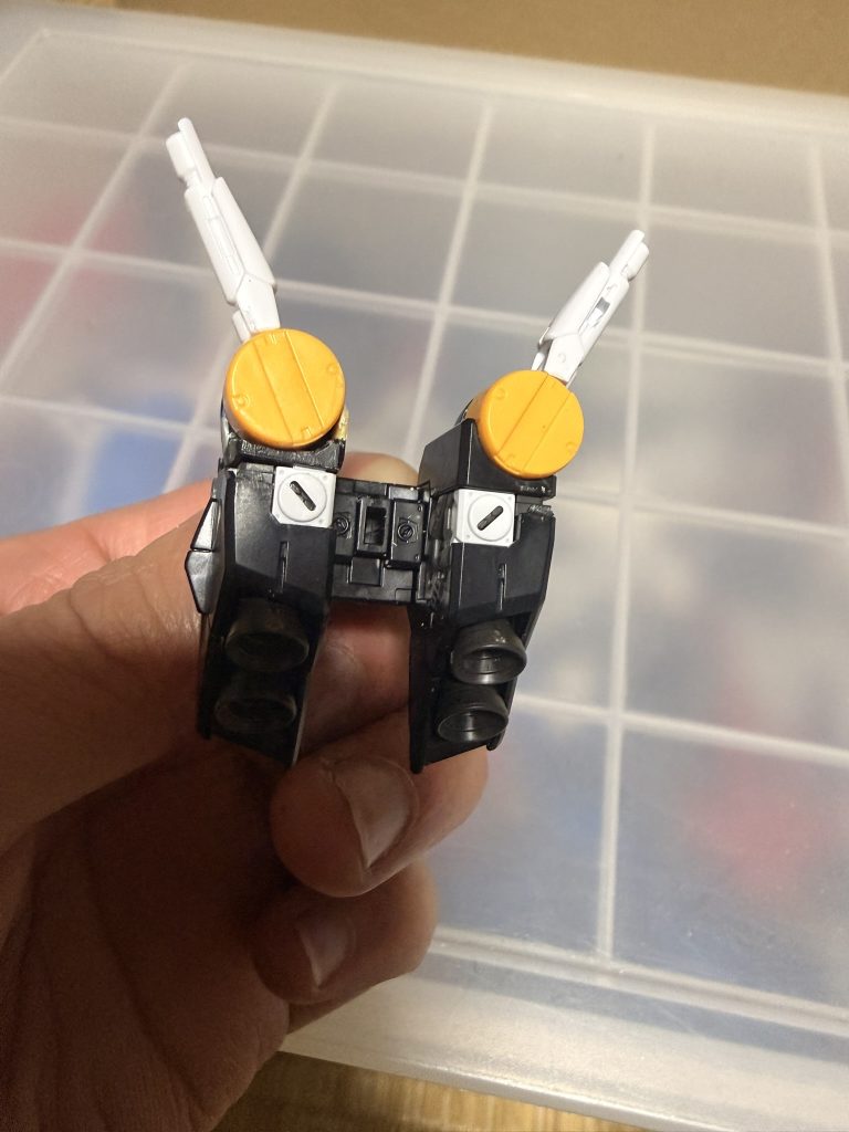 改造ポイント3　ここが一番手間がかかった所。左のビームサーベルを納めるラックの作成。νガンダムのラックは右の物しか付属しないため、プラ板やパテで自作。