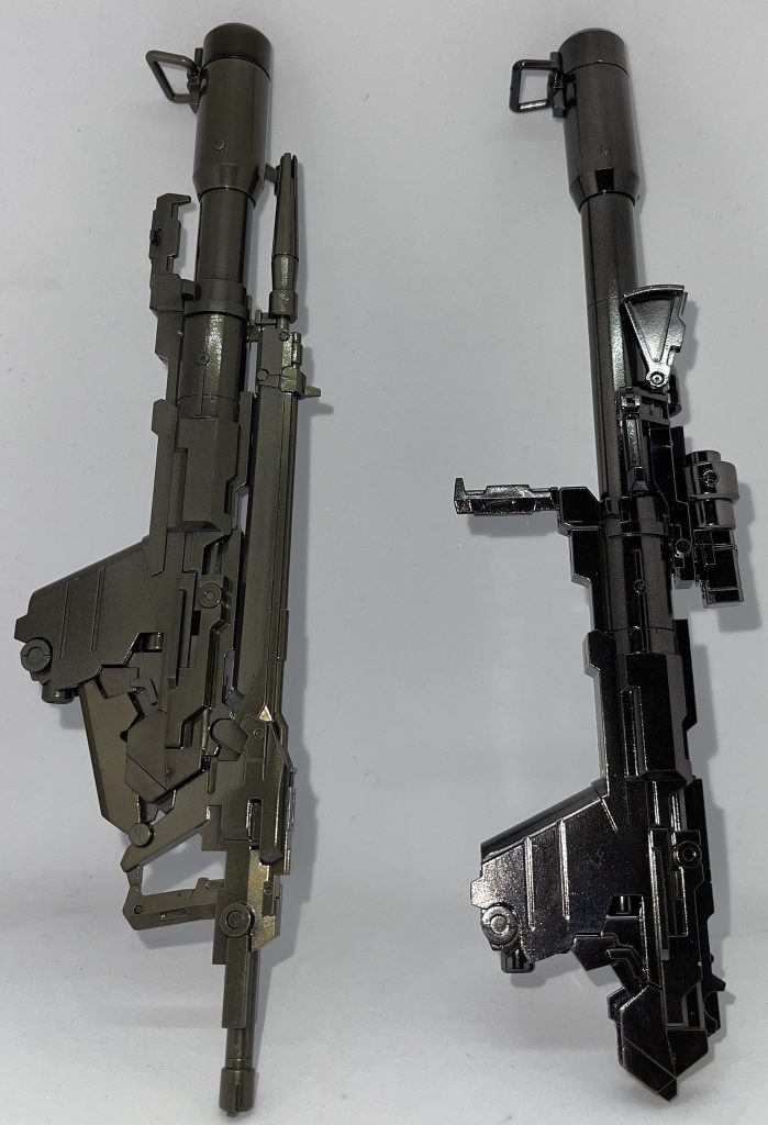 今回使用したF.S.S.カラーコレクション 07 ダッカス ブラッククロームなんですが、面白い塗料でフィニッシュクリアを塗装する前はめっちゃシルバーだったんです。ブラッククロームって嘘か?と思っていたのですが、フィニッシュクリアを塗装するとなりました。ブラックに(・▽・) それもフィニッシュクリアブラックよりブラック感があります。写真はフィニッシュクリアブラックで塗装したシナンジュのバズーカ・ライフル(左)とF.S.S.カラーコレクション 07 ダッカス ブラッククロームで塗装したスタインのバズーカ(右)です。