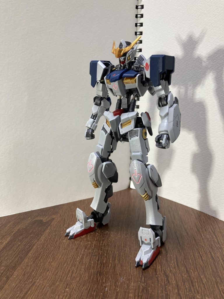 第2形態は、グレイズの肩アーマーを装着し、鉄華団マークの水転写デカールを貼りました。