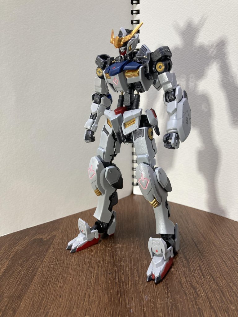 第1形態は、肩フレームにネオジム磁石を内蔵していて、第2形態以降で肩アーマーをつける際にネオジム磁石で簡単に着脱可能です。ガントレットの色は水色なんですが、持ってなかったのでグレーで塗装。