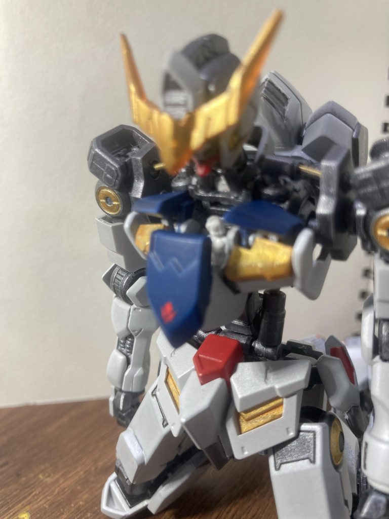 コックピットや上部ハッチの開閉を再現し、コックピットには、MGバルバトスから三日月を持ってきて座らせています。