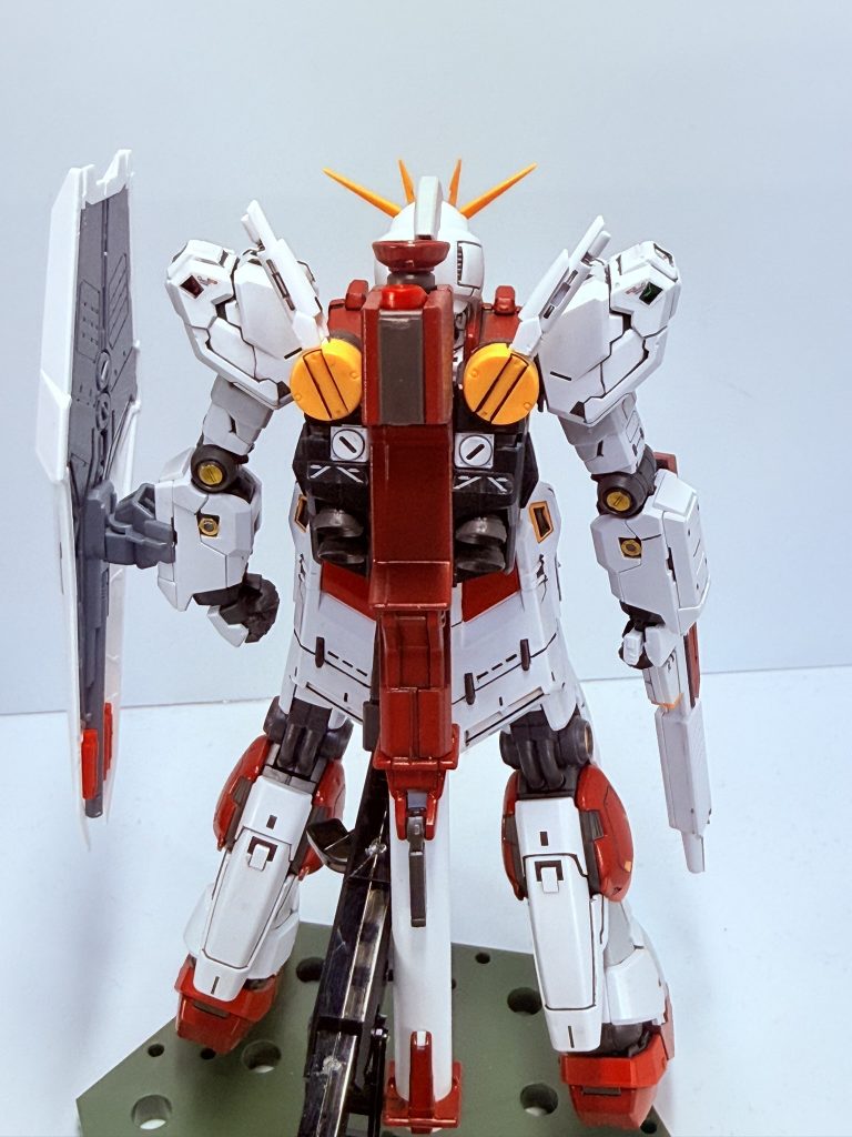 テストパイロットとして派遣されたのは、かつてのアムロ・レイの部下ボッシュ・ウェラーであった。彼のためにνガンダムの色を赤色へと塗り替えられた。