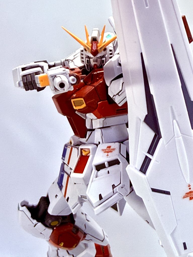 そこでνガンダム開発初期にあったアムロプランを採用して、フィン・ファンネルのあった所にはビームサーベルラックが取り付けられた。