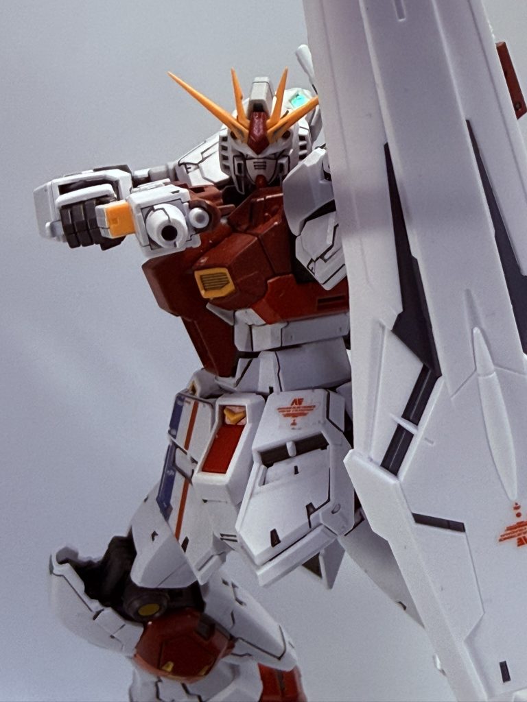 そこでνガンダム開発初期にあったアムロプランを採用して、フィン・ファンネルのあった所にはビームサーベルラックが取り付けられた。